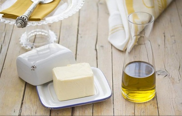 How is margarine made from vegetable oil?